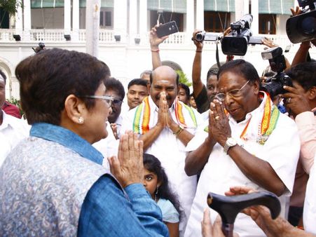 கிரண்பேடி வைத்த பார்ட்டி.. டீ குடிக்க வந்த நாராயணசாமி.. ஆனால் எதிர்க்கட்சிகள் புறக்கணிப்பு