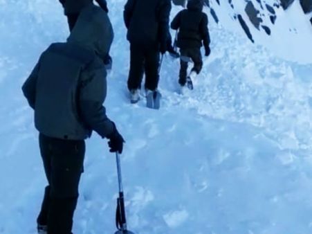 லடாக்கில் பெரும் பனிச்சரிவு.. சிக்கிய 10 பேர்.. ஒருவர் பலி.. மீட்பு பணி தீவிரம்!