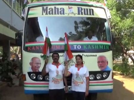 வளமான இந்தியா, வளமான மோடி... ராணுவத்தினருக்கு உதவுதல்.. பெங்களூர் தம்பதியின் தொடர் ஓட்டம்