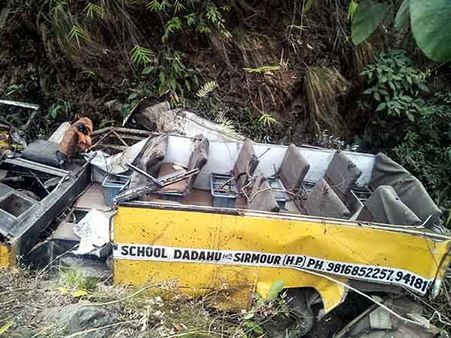 இமாச்சலப்பிரதேசத்தில் சோகம்.. ஓட்டுநரின் கவனக்குறைவால் விபத்து.. பலியான 6 குழந்தைகள்