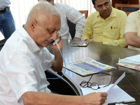 புற்றுநோய்க்கு சிகிச்சை பெறும் கோவா முதல்வர் பாரிக்கர்.. 4 மாதங்கள் கழித்து அலுவலகம் வருகை