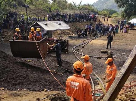 நிலக்கரி சுரங்கத்தில் சிக்கியவர்களின் எலும்பையாவது கண்ணில் காட்டுங்கள்.. உறவினர்கள் கண்ணீர் கோரிக்கை