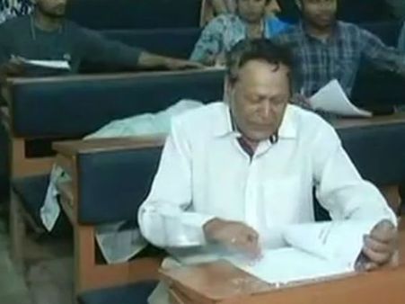 வேணாம்பா… போதும்பா இந்த அரசியலு! பிஎச்டி மாணவராக மாறி கல்லூரி செல்லும் 81 வயது முன்னாள் எம்எல்ஏ