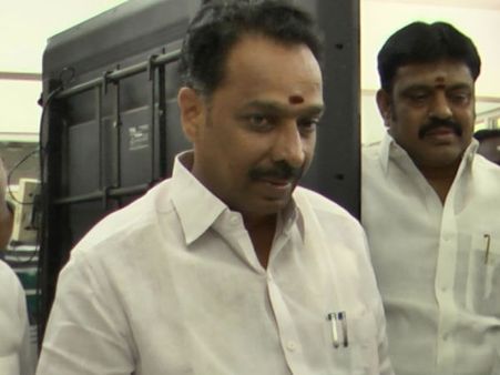 தலைகவசம் போடுங்கள்... அழகை விட உயிர் முக்கியம்... அமைச்சர் எம்.ஆர். விஜயபாஸ்கர் பேச்சு