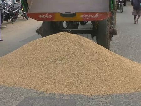 விவசாயிகள் விரக்தி... நாகை அருகே சாலையில் நெல்லை கொட்டி மறியல்