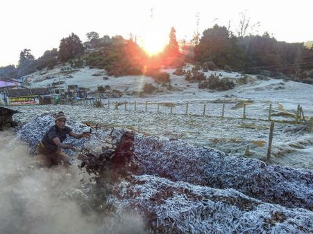 ஒரே ஜில் ஜில் ஜிகா ஜிகாதான்.. அடிக்குது குளிரு.. ஊட்டியை நனைக்கும் பனி.. நடுங்கும் மக்கள்!