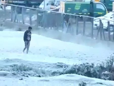 புல்வெளி.. புல்வெளி தன்னில்.. பனிக்கட்டி.. பனிக்கட்டி.. காஷ்மீராக மாறிய ஊட்டி!