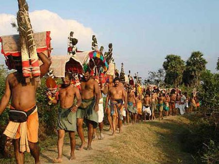 பழனிக்கு பாத யாத்திரை சென்ற பக்தர்களுக்கு திடீர் வாந்தி.. மயக்கம்.. தீவிர சிகிச்சை