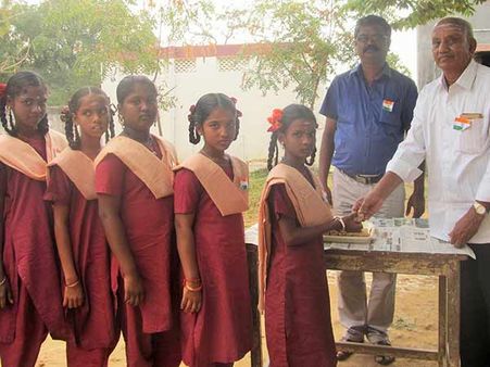 இனிப்புன்னா சாக்லேட்தானா.. தேவகோட்டை பள்ளியில் குடியரசு தினத்தில் கலக்கிய கடலை மிட்டாய்