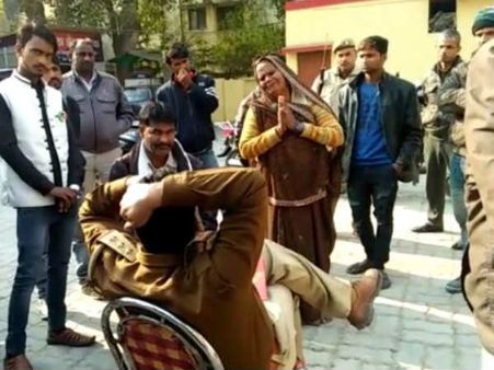 மூதாட்டியை காலில் விழவைத்த உ.பி. இன்ஸ்பெக்டர்.. அதிரடி மாற்றம்