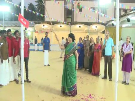 தட்டுத்தடுமாறி உரி அடித்து.. மிட்டாய் சாப்பிட்டு.. கோவையில் முதியவர்கள் கொண்டாடிய கோலாகல பொங்கல்