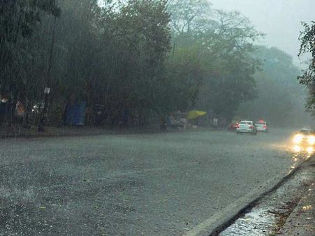 காலையிலேயே இடி மின்னலுடன் ஆலங்கட்டி மழை.. குளிர்ந்து நனைந்த டெல்லி