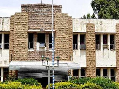 டாக்டருக்கு பதிலாக பொருளாதாரம் படிச்சவருக்கு வேலை.. இது மதுரை அரசு மருத்துவமனை கூத்து