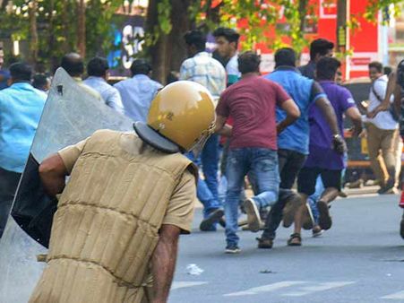 கேரளாவில் பாஜக, மா.கம்யூ தலைவர்கள் வீடுகளில் வெடிகுண்டு வீச்சு.. தொடரும் பதற்றம்