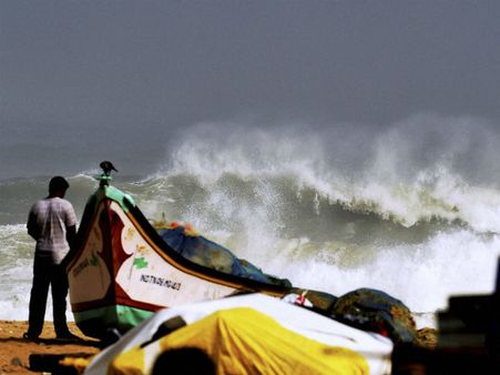 பொங்குகிறது குமரி கடல்.. உயர உயர எழும் அலைகள்.. மிரட்சியில் மீ்னவர்கள்!
