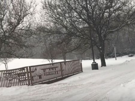 ஆத்தாடி என்ன குளிரு.. சூடா டீயை தூக்கி எறிஞ்சா.. பொடிப் பொடியா சிதறுது.. சில்லிடும் சிகாகோ!