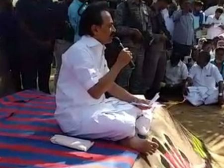 மண் மேடு.. பெட்ஷீட்.. சம்மணம் போட்டு உட்கார்ந்து.. புது ஃபார்மில் இறங்கிய மு.க.ஸ்டாலின்!!