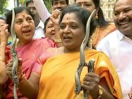 அடடா.. பொங்கல் வாழ்த்திலும் கூட தாமரையை விட மாட்டேங்குறாரே இந்த தமிழிசை!