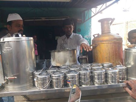 டீ குடிக்க வருபவர்களுக்கு ப்ரீயா தூக்குவாளி.. அசத்தும் ஆம்பூர் சேட்டு!