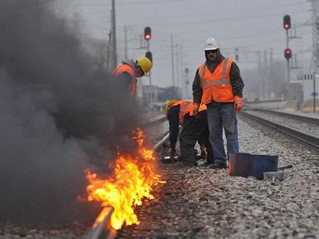 அமெரிக்காவில் வரலாறு காணாத பனி... இருப்பு பாதையில் தீ வைத்து ரயில்கள் இயக்கம்