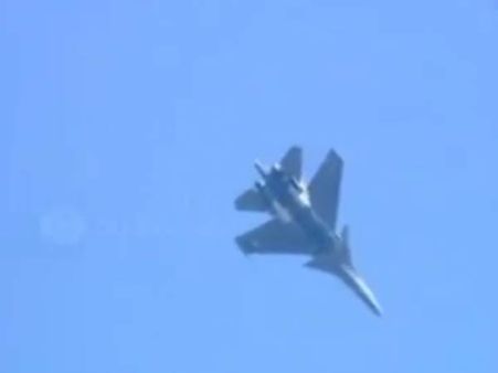 என்னப்பா, விமானம் ரிவர்ஸ் கியர் போட்டு பறக்குது.. பெங்களூரில் த்ரில்- வீடியோ