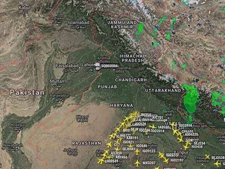 எல்லையில் போர் பதற்றம்.. இந்திய வான்வெளி ரொம்ப பிஸி.. ஆனால் பாக்.க்கு இன்னும் கிலி போகலை போல!