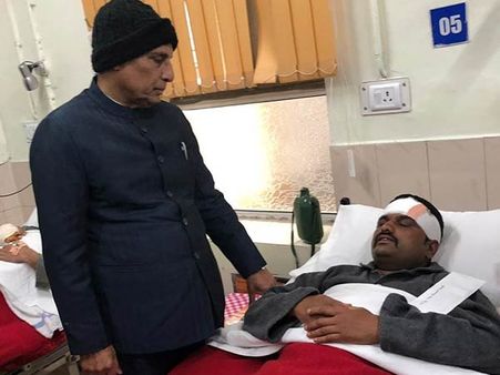 ஸ்ரீநகரில் சிகிச்சை பெறும் சிஆர்பிஎப் வீரர்கள்.. தலையை தடவி ஆறுதல் சொன்ன ராஜ்நாத்சிங்