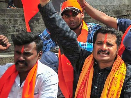 வேலண்டைன்ஸ் டே கொண்டாடக்கூடாது.. ஹைதராபாதில் ஓட்டல்கள், மால்களை மிரட்டும் பஜ்ரங் தள்