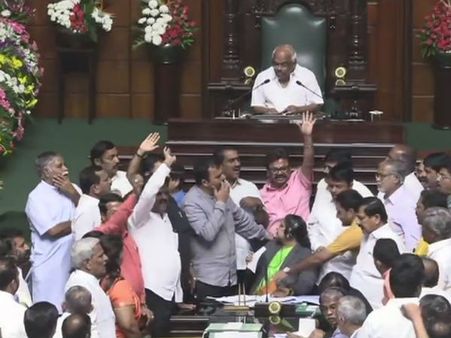 7 காங். எம்எல்ஏக்கள் மிஸ்சிங்.. பெரும்பான்மை இழந்த கர்நாடக அரசு.. சட்டசபையை நடத்த விடாத பாஜக