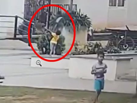 மின் கம்பத்தை பிடித்து விளையாடிய சிறுவன்.. ஷாக் அடித்து பலி.. யாருமே பார்க்காத பரிதாபம்