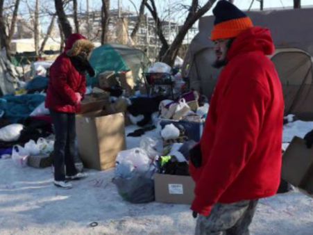 எங்கெங்கும் பனி.. மான்களுக்கு உணவளித்த நல்லுள்ளங்கள்.. இதயம் அள்ளும் சிகாகோ காட்சிகள்!