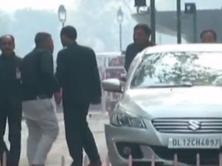 2001 ல் தீவிரவாதிகள் நுழைந்த பாதை... நாடாளுமன்றத்திற்குள் காங். எம்.பி காரால் பரபரப்பு