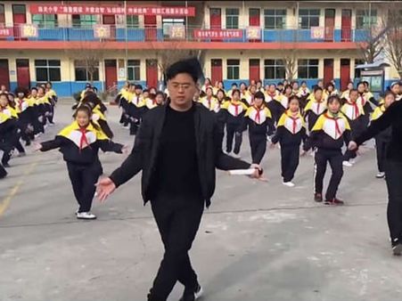 ஹெச்.எம்னா குச்சியை வச்சு மிரட்டிட்டே இருக்கணுமா என்ன.. இந்த தலைமை ஆசிரியர் வேற லெவல்!