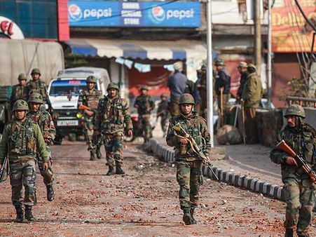 காஷ்மீரில் மீண்டும் சோகம்.. தீவிரவாதிகளுக்கு எதிரான துப்பாக்கிச் சண்டையில் 4 ராணுவ வீரர்கள் பலி