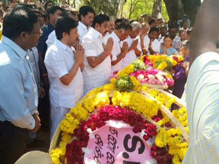 சாலை விபத்தில் அதிமுக எம்.பி. ராஜேந்திரன் மரணம்... முதல்வர் நேரில் அஞ்சலி... ஸ்டாலின் இரங்கல்