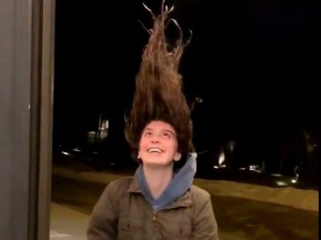 என்னாது அமெரிக்க பனிக்கு முடியெல்லாம் இறுகி போகுதா.. ஸ்பிரே ஏதும் அடிச்சியா?.. நம்ப முடியலையேம்மா!