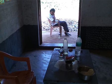 கண்ணெல்லாம் சிவந்து.. பரட்டை தலையுடன்.. தட்டு தடுமாறி.. இவர்தான் மனோகர்.. ஸ்கூல் எச். எம்