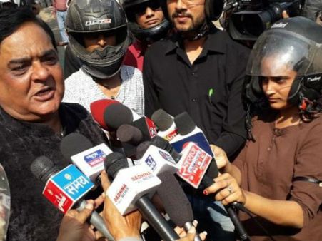 இனி ஹெல்மெட் அணிந்து தான் பேட்டி... பா.ஜ.க வினரின் தாக்குதலுக்கு கடும் கண்டனம்