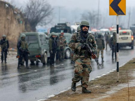 சிஆர்பிஎப் வீரர்களை பஸ்களில் கூட்டிச் சென்றது ஏன்? காஷ்மீர் தாக்குதல் தொடர்பாக துரத்தும் கேள்விகள்