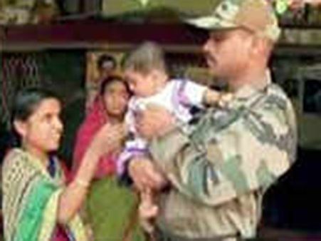 எல்லையில் பதற்றம்.. 25 நாட்கள் விடுப்பை ரத்து செய்து விட்டு ஸ்ரீநகர் புறப்பட்ட ராணுவ வீரர்