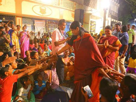 கனிமொழியின் சேலையை அன்போடு பிடித்து இழுத்த குழந்தை.. தூத்துக்குடியில் பாச மழை!