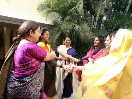 வாவ்.. நம்ம கனிமொழியா இது.. டெல்லி பார்ட்டியில் உற்சாக விளையாட்டு.. பார்க்கவே செம ஹேப்பி!