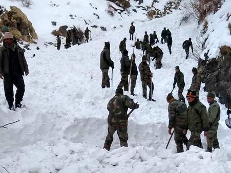 ஹிமாச்சல பிரதேசம்: பனிச் சரிவில் சிக்கி ராணுவ வீரர் பலி.. 5 வீரர்களை தேடும் பணி தீவிரம்