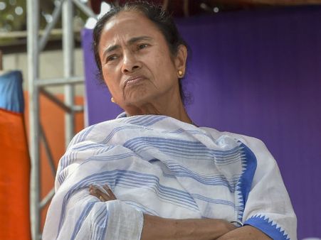 மேடையிலேயே ஆபீஸ்.. அப்பப்ப வாக்கிங்... பாட்டு.. பேச்சு... கலக்கி வரும் மம்தா!