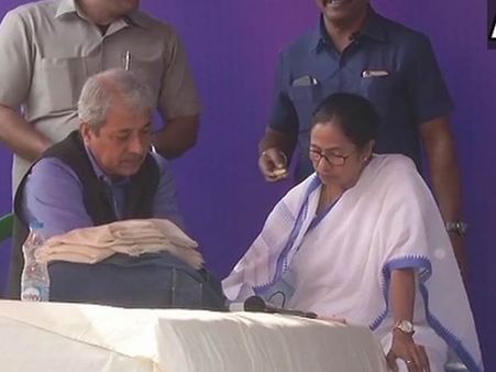 கொஞ்சம் ஓய்வு.. அலுவலக பணி.. அப்பறம் பேட்டி.. தர்ணா பந்தலிலும் கடுமையாக உழைக்கும் மமதா!