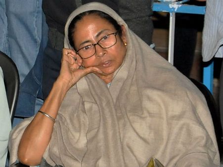 மம்தா பானர்ஜி vs சிபிஐ.. 2-ஆவது நாளாக தர்னா போராட்டம் நடத்தும் தீதி.. கொல்கத்தாவில் பரபரப்பு