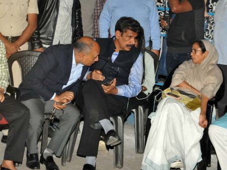 மமதா vs சிபிஐ.. ஒன்று சேர்ந்த கட்சிகள்.. மத்திய அரசுக்கு எதிராக தேர்தல் ஆணையத்தில் முறையிட முடிவு!