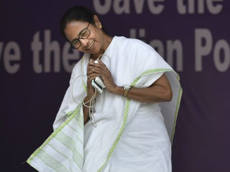 உச்சநீதிமன்ற உத்தரவு எதிரொலி.. சிபிஐக்கு எதிராக நடத்திய தர்ணாவை கைவிட்டார் மமதா பானர்ஜி