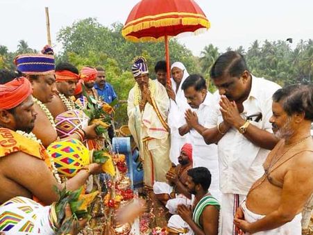 பெண்களின் சபரிமலை..மண்டைக்காடு பகவதி அம்மன் கோவில் கலசாபிஷேகம்.. குவிந்த பக்தர்கள்