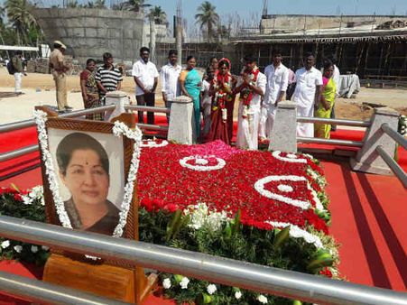 ஜெ. சமாதியில் திருமணம்.. சுவாதி கழுத்தில் சந்தோஷமாக தாலி கட்டிய ஜெயதேவன்.. இப்படியும் ஒரு பக்தர்